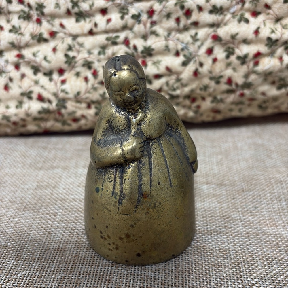 VINTAGE ANTIQUE BRASS BELL FARM HOUSE LADY PRIMITIVE ORIGINAL CLAPPER 3.25"